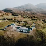 Feriehus Secluded Thatched Cottage, Near Beaches & Hill Walking *