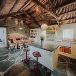 Feriehus Secluded Thatched Cottage, Near Beaches & Hill Walking