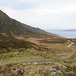 Secluded Thatched Cottage, Near Beaches & Hill Walking