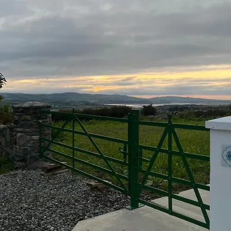 Secluded Thatched Cottage, Near Beaches & Hill Walking *