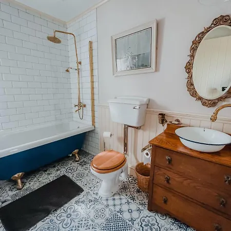 Secluded Thatched Cottage, Near Beaches & Hill Walking