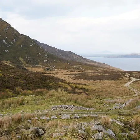 Secluded Thatched Cottage, Near Beaches & Hill Walking