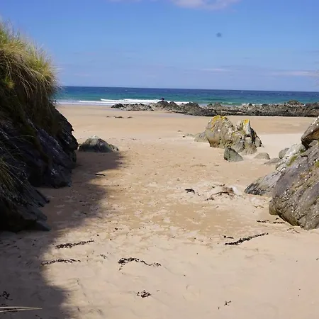 Secluded Thatched Cottage, Near Beaches & Hill Walking *