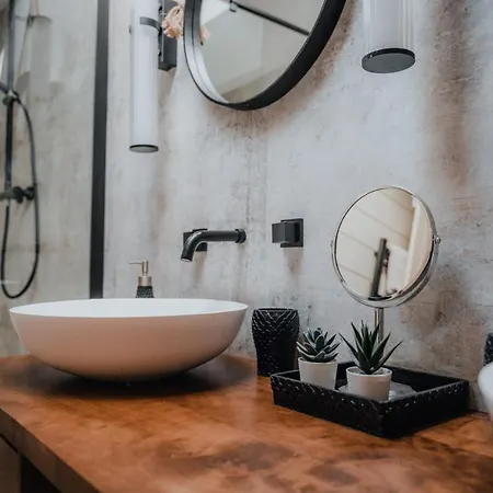 Secluded Thatched Cottage, Near Beaches & Hill Walking