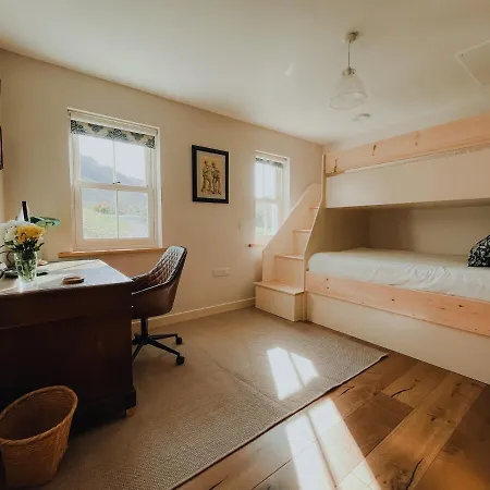 Secluded Thatched Cottage, Near Beaches & Hill Walking