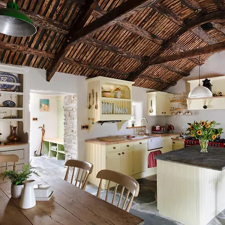 Secluded Thatched Cottage, Near Beaches & Hill Walking Rashenny