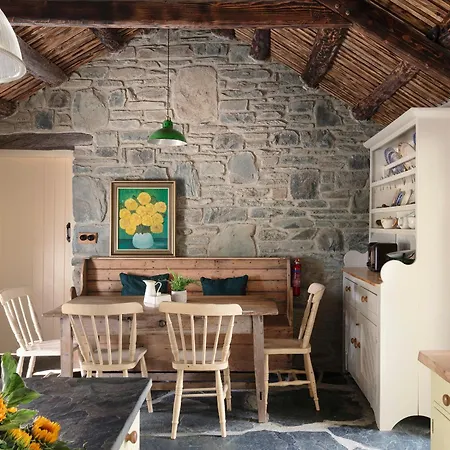 Secluded Thatched Cottage, Near Beaches & Hill Walking