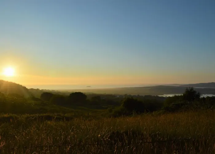 Secluded Thatched Cottage, Near Beaches & Hill Walking בית נופש Rashenny