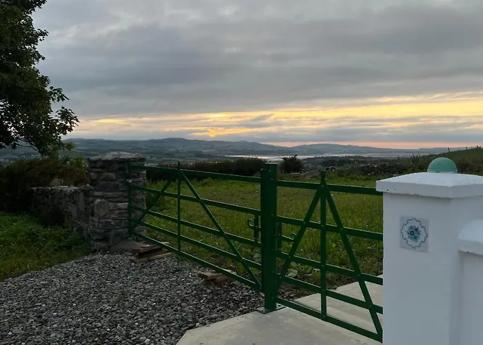 Secluded Thatched Cottage, Near Beaches & Hill Walking *