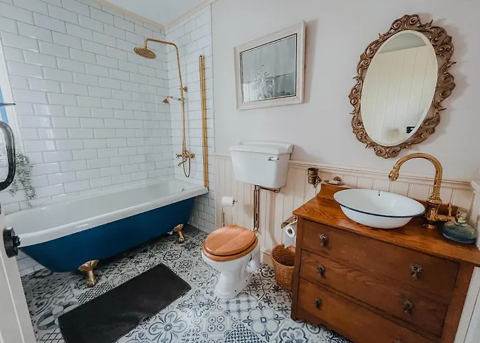 Secluded Thatched Cottage, Near Beaches & Hill Walking