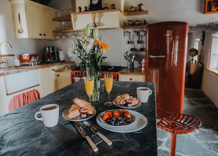 Secluded Thatched Cottage, Near Beaches & Hill Walking Rashenny