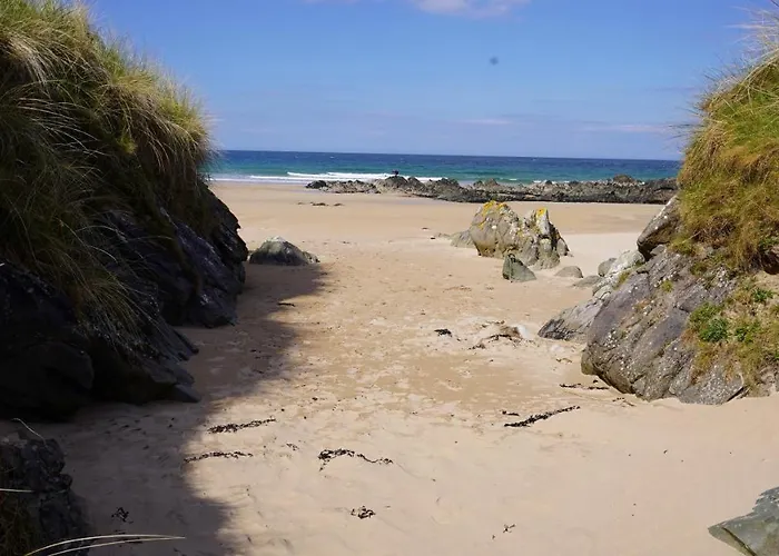 Secluded Thatched Cottage, Near Beaches & Hill Walking *