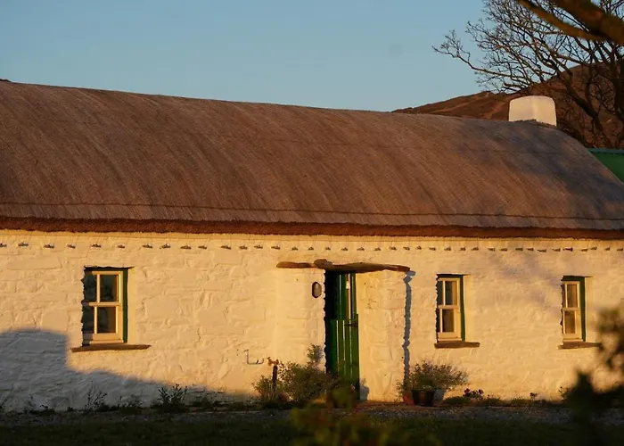 Secluded Thatched Cottage, Near Beaches & Hill Walking בית נופש Rashenny