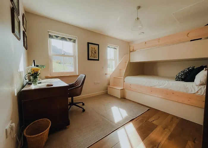 Secluded Thatched Cottage, Near Beaches & Hill Walking