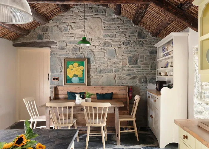 Secluded Thatched Cottage, Near Beaches & Hill Walking